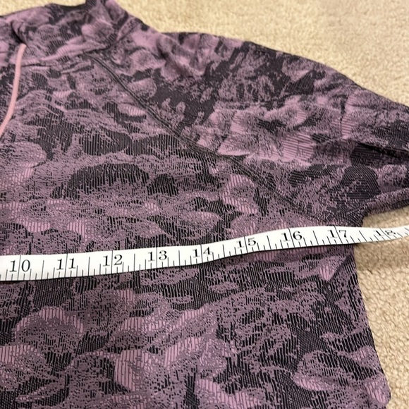 Athleta, purple and black floral half zip in great condition!​​​​​​ - Picture 4 of 4